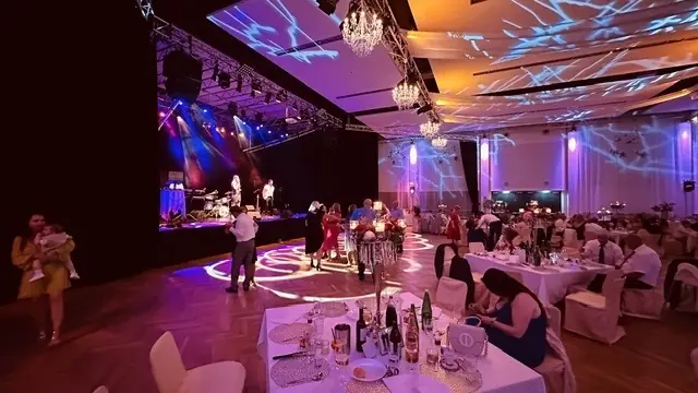 Ballmusik mit Liveband in einem festlichen Ballsaal
