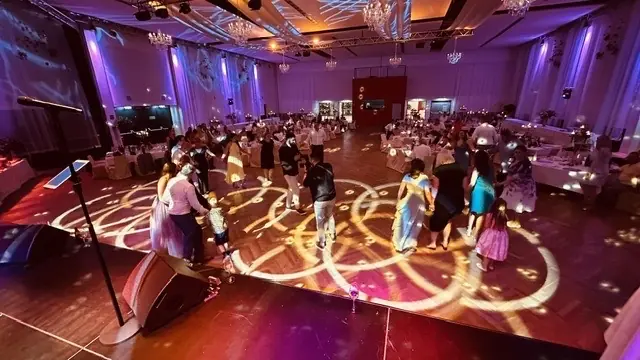 Livemusik und Tanzfläche bei einer Hochzeit mit The Jetset Society