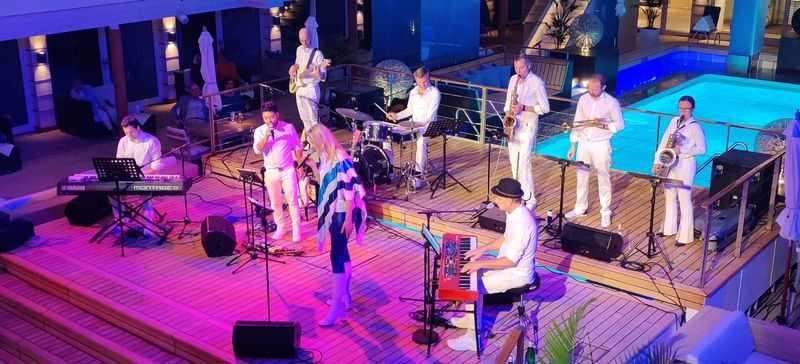 The Jetset Society in großer Besetzung mit Bläsern