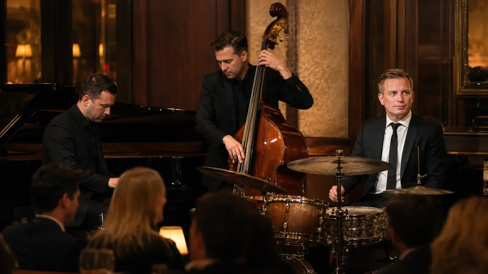 Symbolische Darstellung eines Jazz-Trios von The Jetset Society mit Piano, Kontrabass und Schlagzeug – die kleinste Besetzung