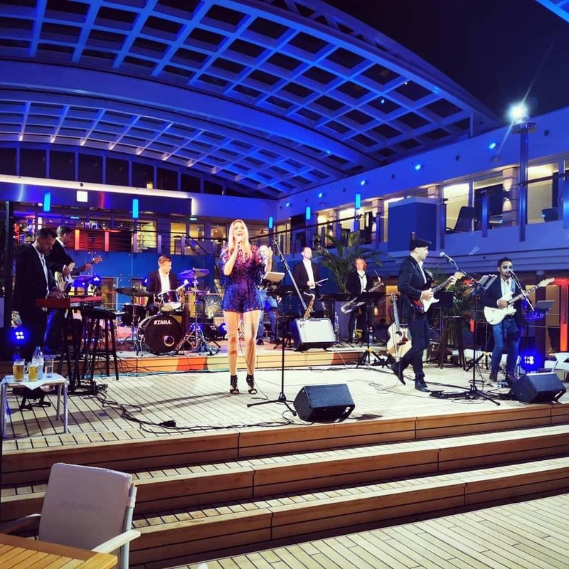 The Jetset Society als Partyband bei ausgelassener Stimmung