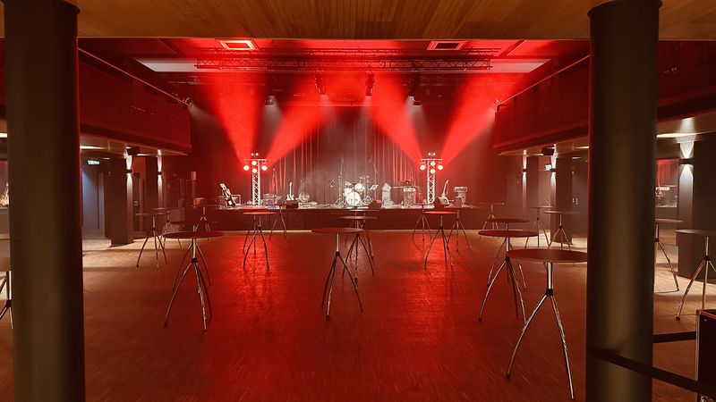 The Jetset Society auf einer großen Showbühne