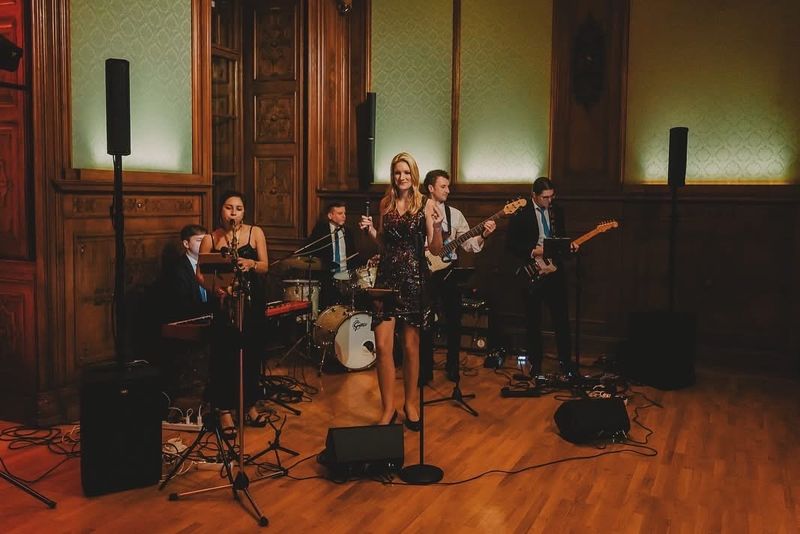 The Jetset Society bei einem Auftritt in einem Wiener Palais