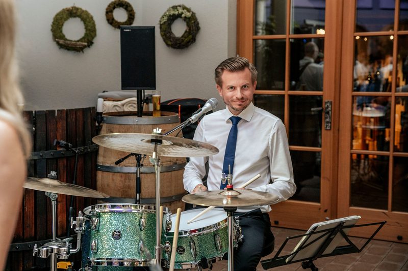 Thomas Gindl am Schlagzeug mit einer Hochzeitsband
